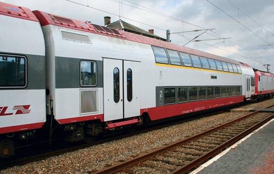 Double decker Passenger car 1st/2nd class<br /><a href='images/pictures/Roco/64230.jpg' target='_blank'>Full size image</a>